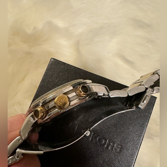 Michael Kors oversized runway watch two toned - Picture 7 of 9